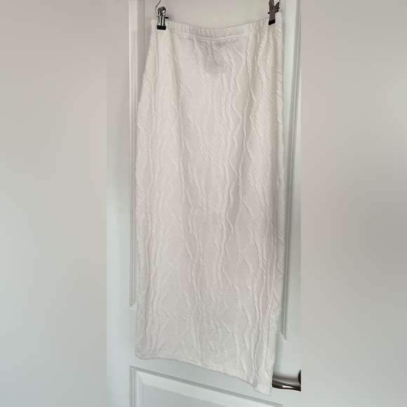 Chic Women’s 2 Piece Set - Picture 4 of 5